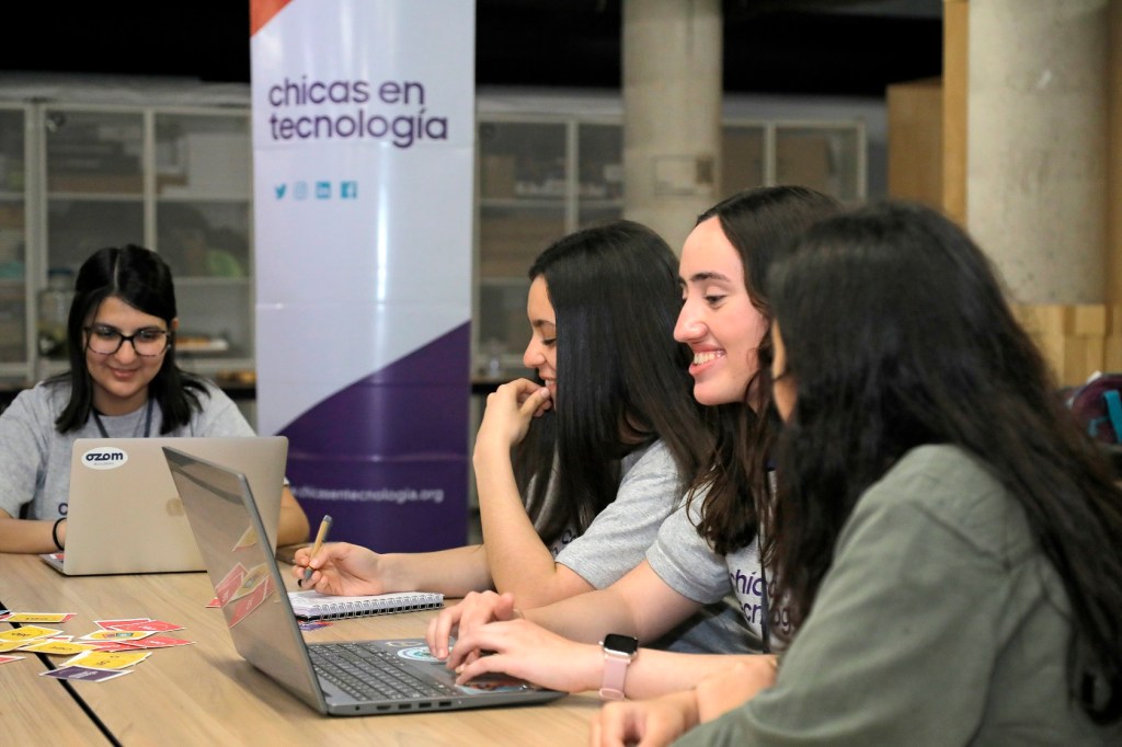 Chicas en tecnología lanza “potencia tu futuro”, un plan de becas en programación para jóvenes con el apoyo de&nbsp;Disney