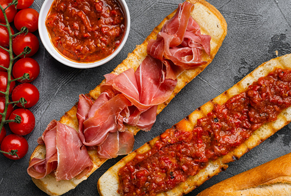 Menú de tres pasos con ingredientes de charcutería española como protagonistas