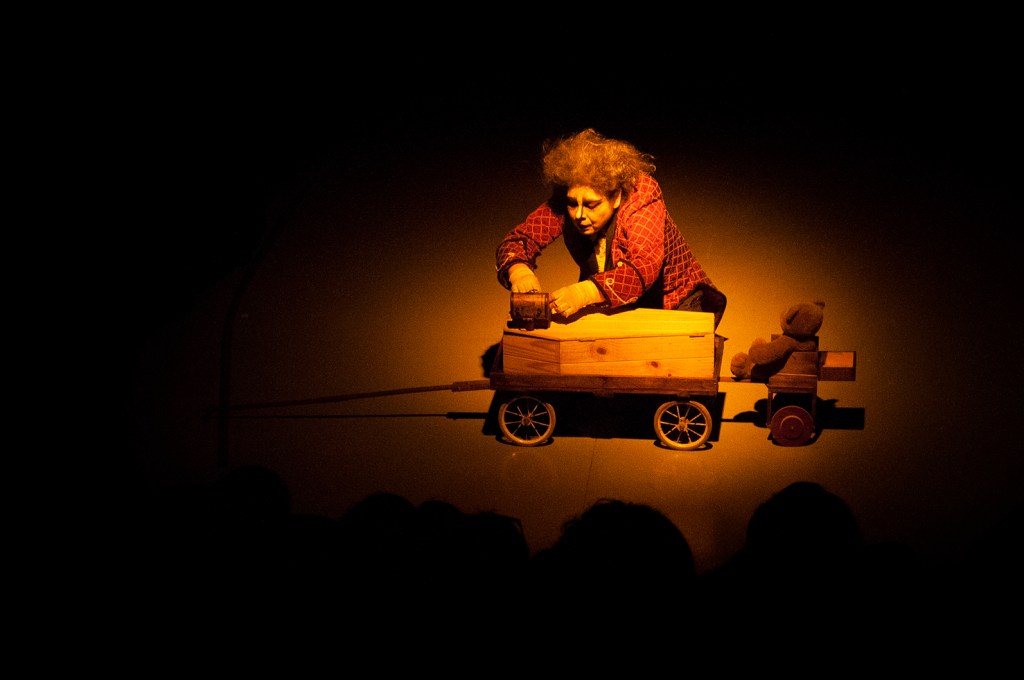 Una joker frenética y palpitante delira sobre el existencialismo en Teatro del&nbsp;Puente