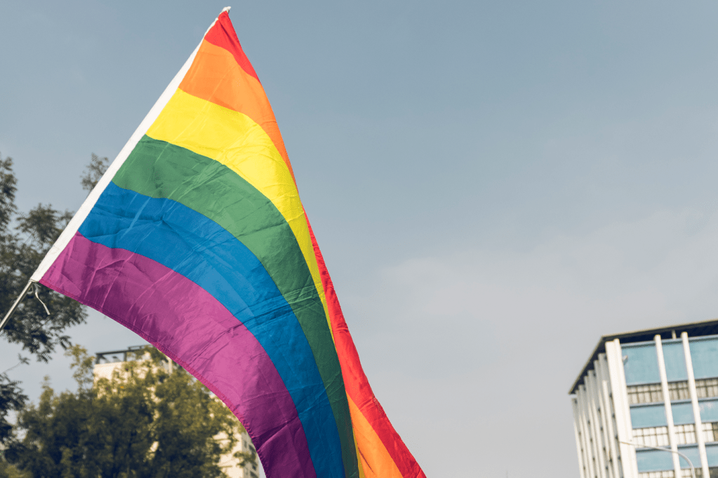 Mes del orgullo: Tres acciones que impulsan la inclusión en los entornos&nbsp;laborales.