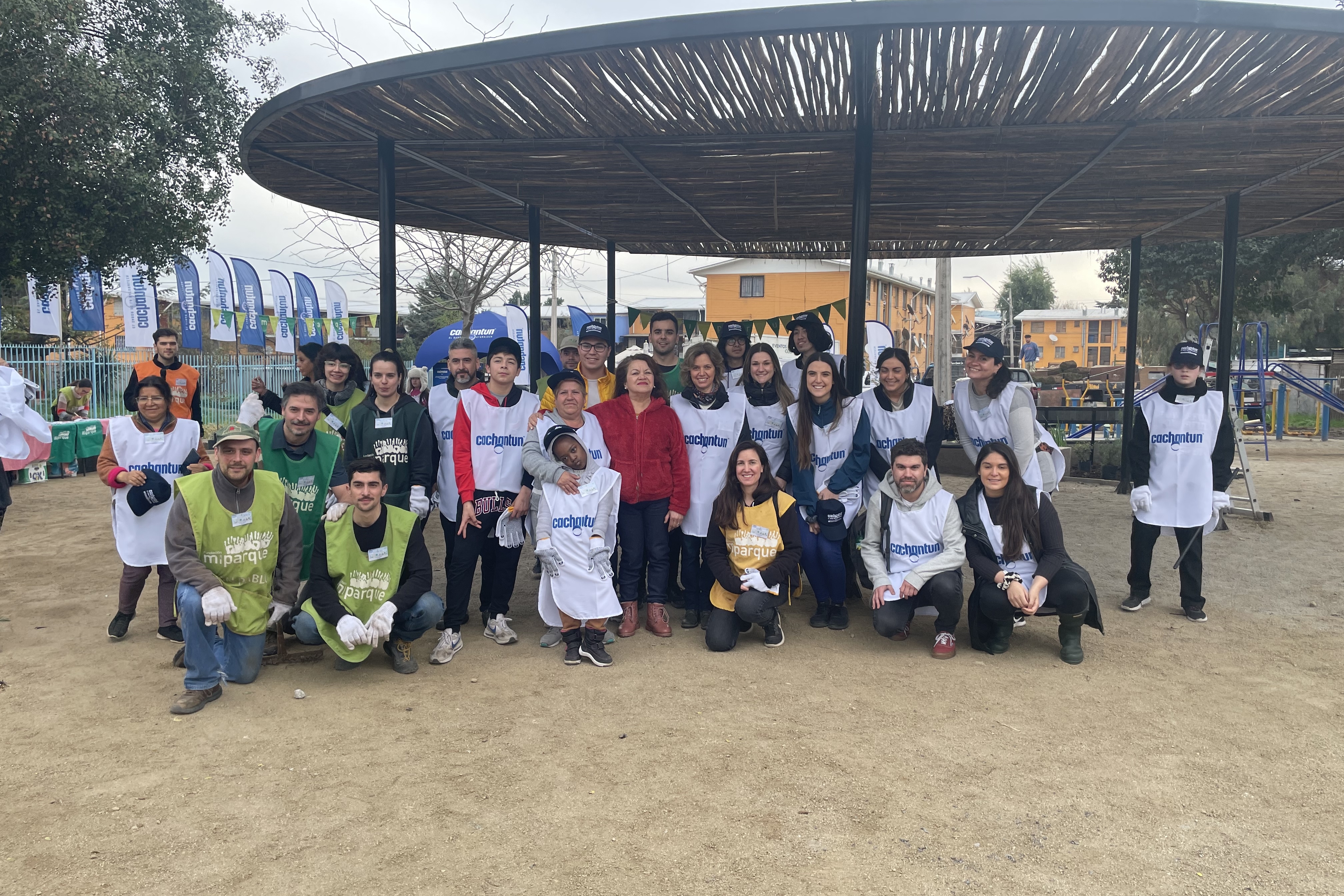 Cachantun junto a vecinos de Colina construyen nueva plaza.