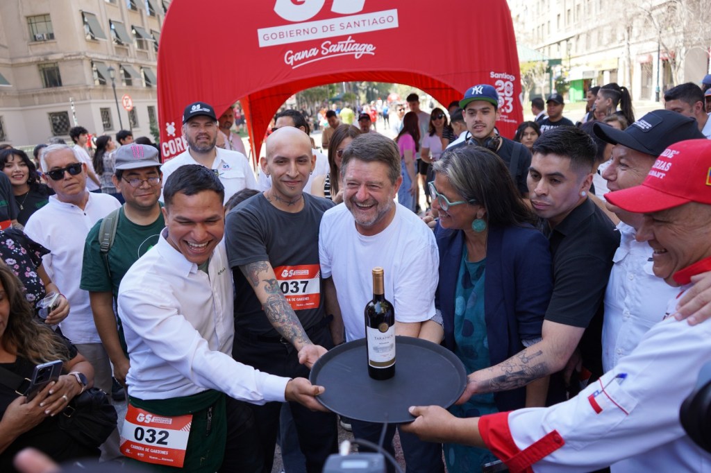 Todo un éxito fue la "Carrera de Garzones", actividad que tras cinco años volvió a ocupar la Alameda. Además, se bautizó un nuevo sandwich, el cual busca ser el nuevo emblema capitalino.