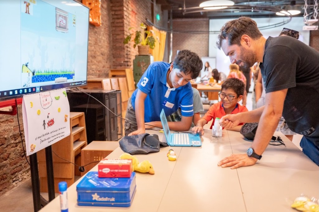 Campamento de verano 2024: Fundación Mustakis ofrecerá experiencias innovadoras para niñas y niños en Santiago y&nbsp;Frutillar.