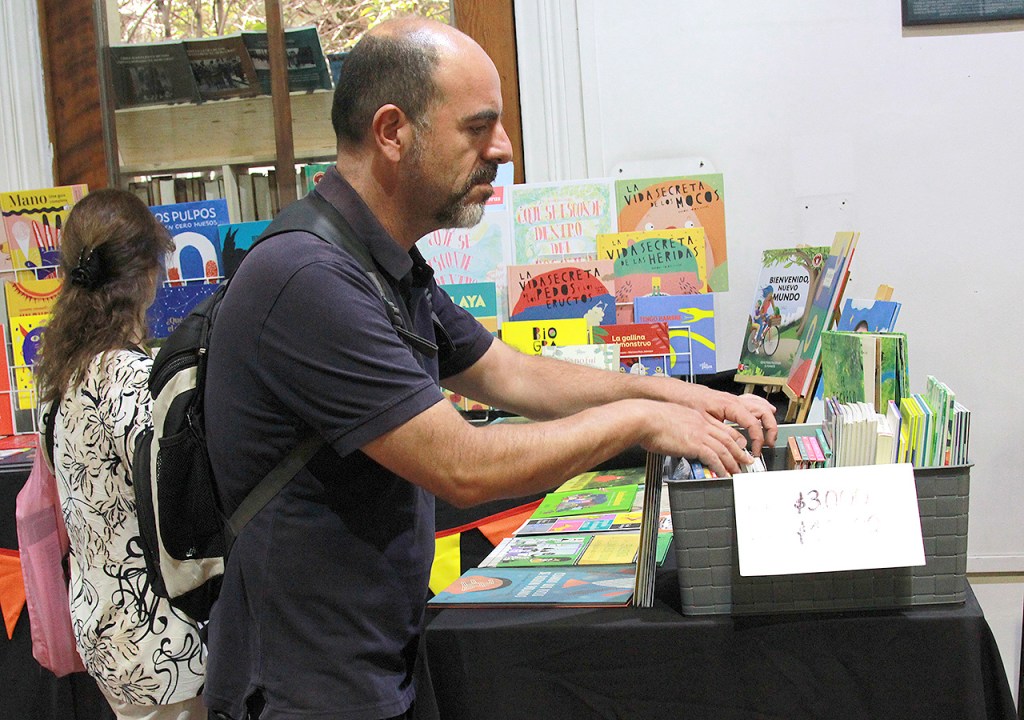 Este próximo domingo 11 de febrero culminará la tradicional Feria del Libro Usado de la Universidad Mayor, uno de los eventos culturales que da vida al centro de Santiago durante cada verano y que este 2024 regresó tras cinco años suspendida.