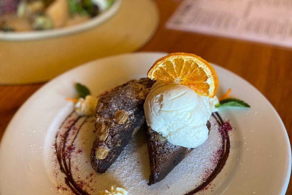 El surgimiento de diversos locales gastronómicos en los últimos años, en complemento con la oferta tradicional ya existente en la provincia, ha configurado un circuito especialmente atractivo para quienes gustan de la buena mesa.