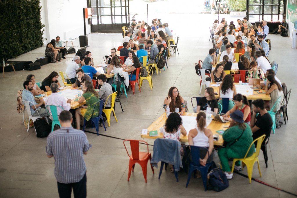 Fundación Colunga desarrollará el próximo 18 y 19 de marzo una cumbre de liderazgo con invitados nacionales e internacionales.
La jornada inaugural tendrá como invitado especial al investigador y académico experto en innovación y liderazgo de MIT y Presencing Institute, Otto Scharmer, quien desarrollará una Masterclass.