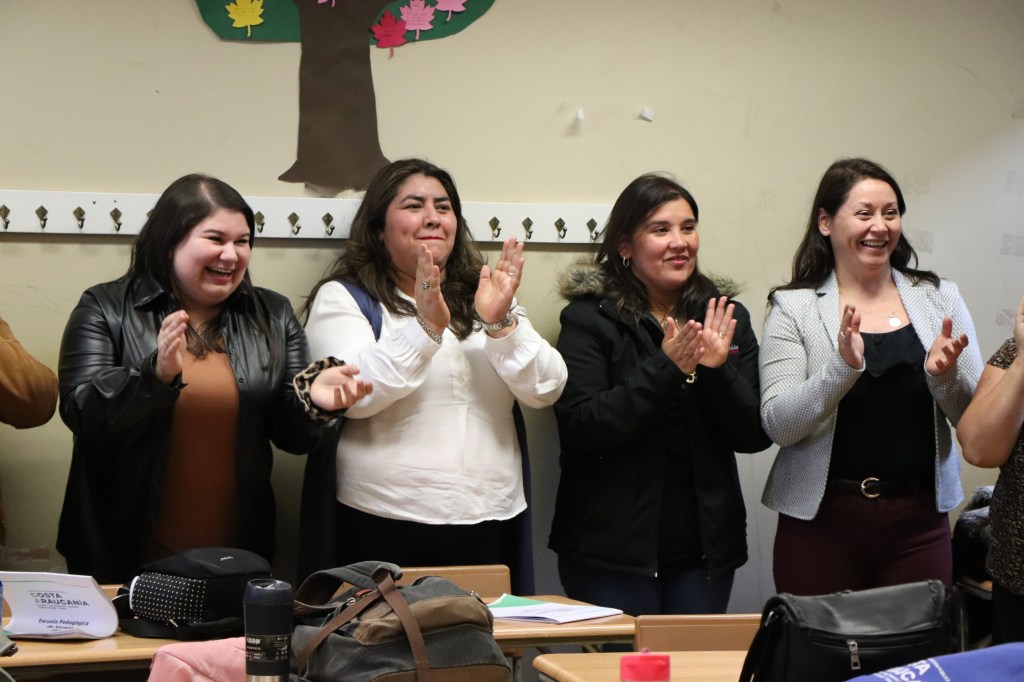 La actividad se realizó de forma simultánea en Carahue y Teodoro Schmidt y giró
en torno a la reflexión la Guía didáctica "¿Cómo promover el Aprendizaje Profundo
en Costa Araucanía?".