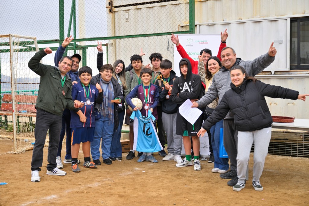 Jóvenes de entre 8 y 16 años participaron en el primer encuentro de futbolito
organizado por Tresmontes Lucchetti y la Asociación Deportiva Pedro Aguirre Cerda
de Valparaíso.