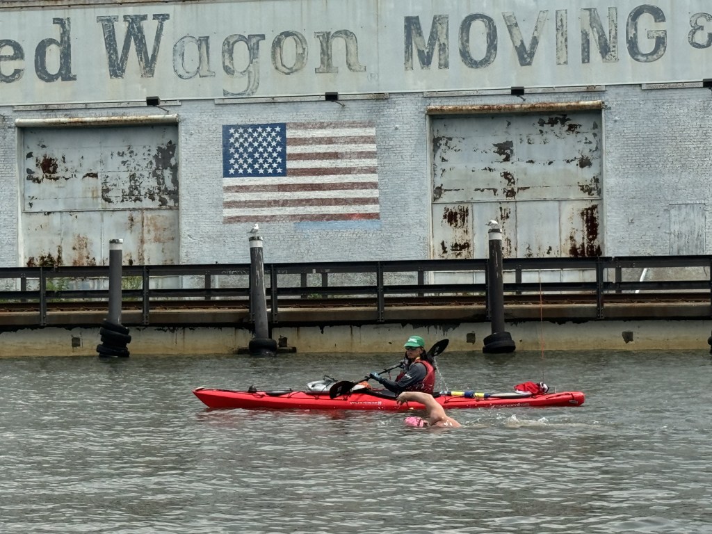 el nadador chileno, Francisco Javier Aguirre realizará su segundo desafío en aguas abiertas para conquistar la Triple Corona de Natación. Durante la noche del 3 de septiembre, el deportista chileno nadará sin traje de neopreno 32,5 kms en el Canal de Catalina en EEUU