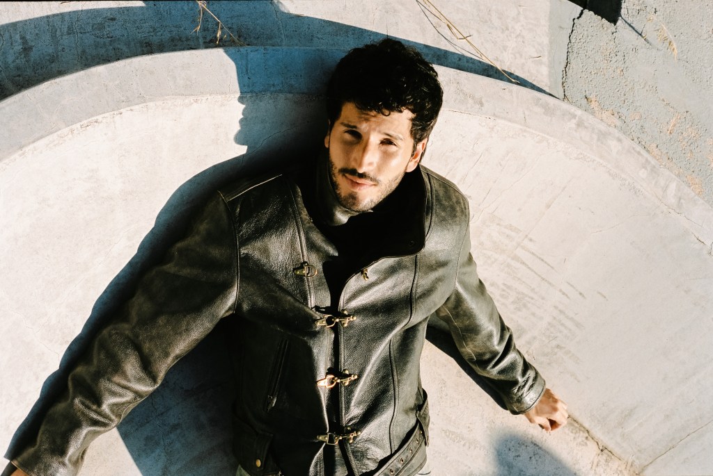 Sebastián Yatra llega al corazón de sus fanáticos con su nuevo sencillo “Los&nbsp;Domingos”