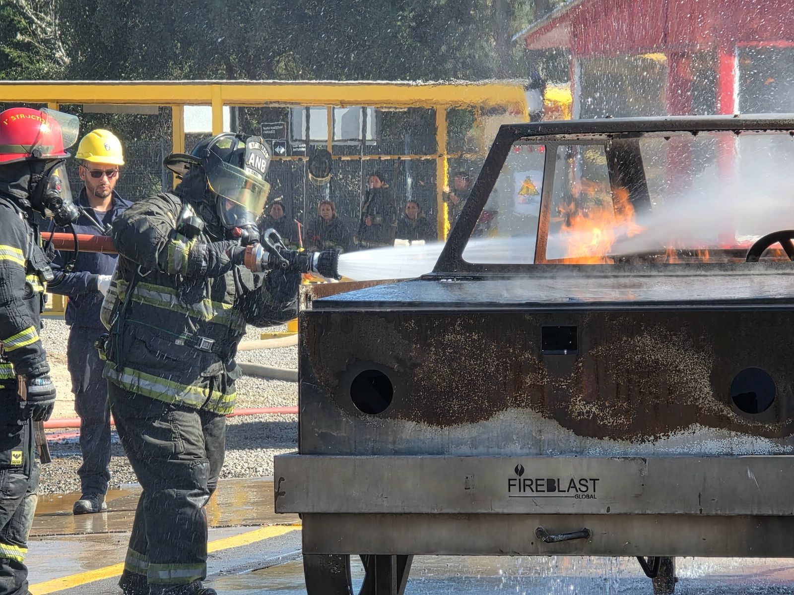 Madres bomberas se capacitaron con fuego real ante la orgullosa mirada de sus hijos
