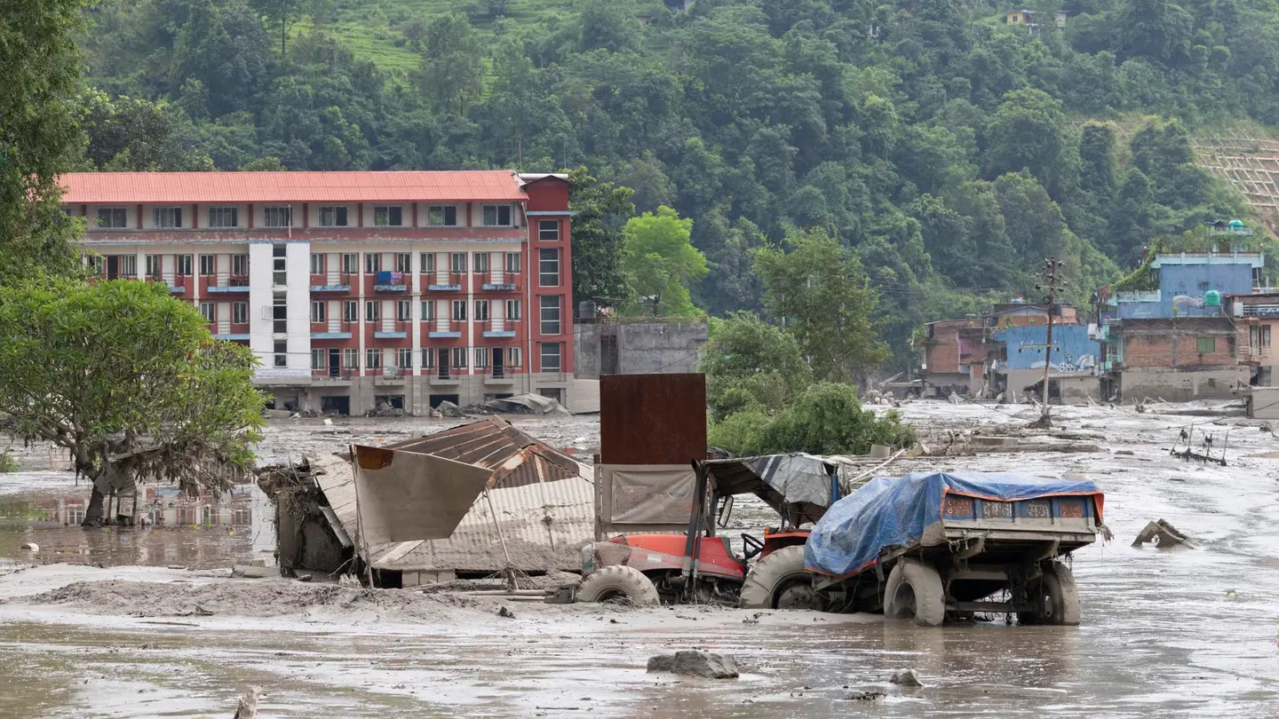 Nepal enfrenta una de las peores emergencias del año: riada deja al menos 157 muertos y cientos de desaparecidos
